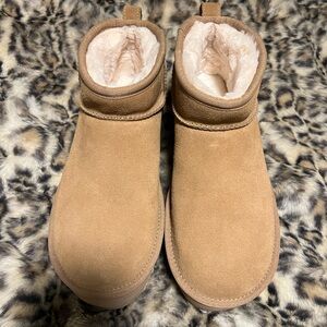 Ugg Classic Ultra Mini Platform. Size 8. Worn once outside for about 2 hours.